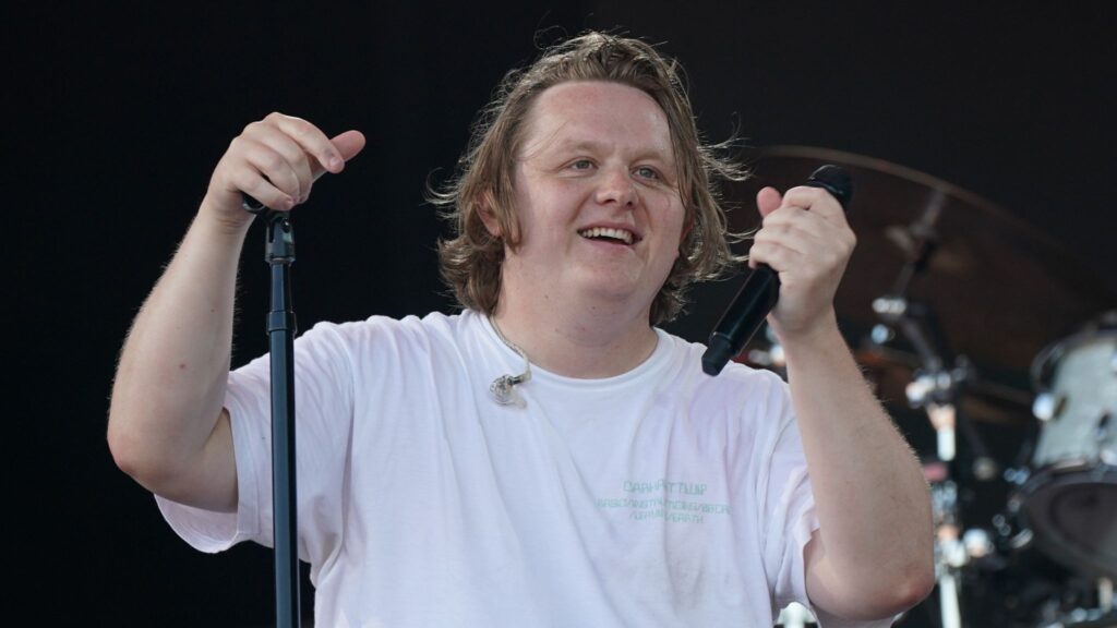 lewis-capaldi-77.jpeg