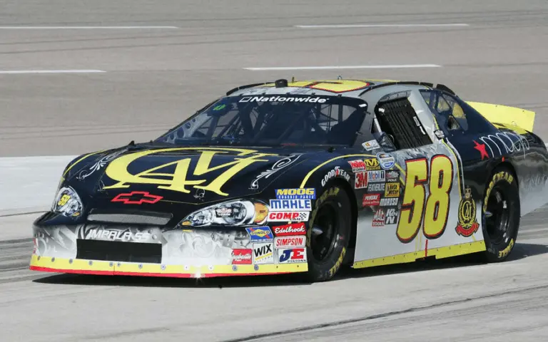 The Evolution and Impact of NASCAR in Auto Racing image 1