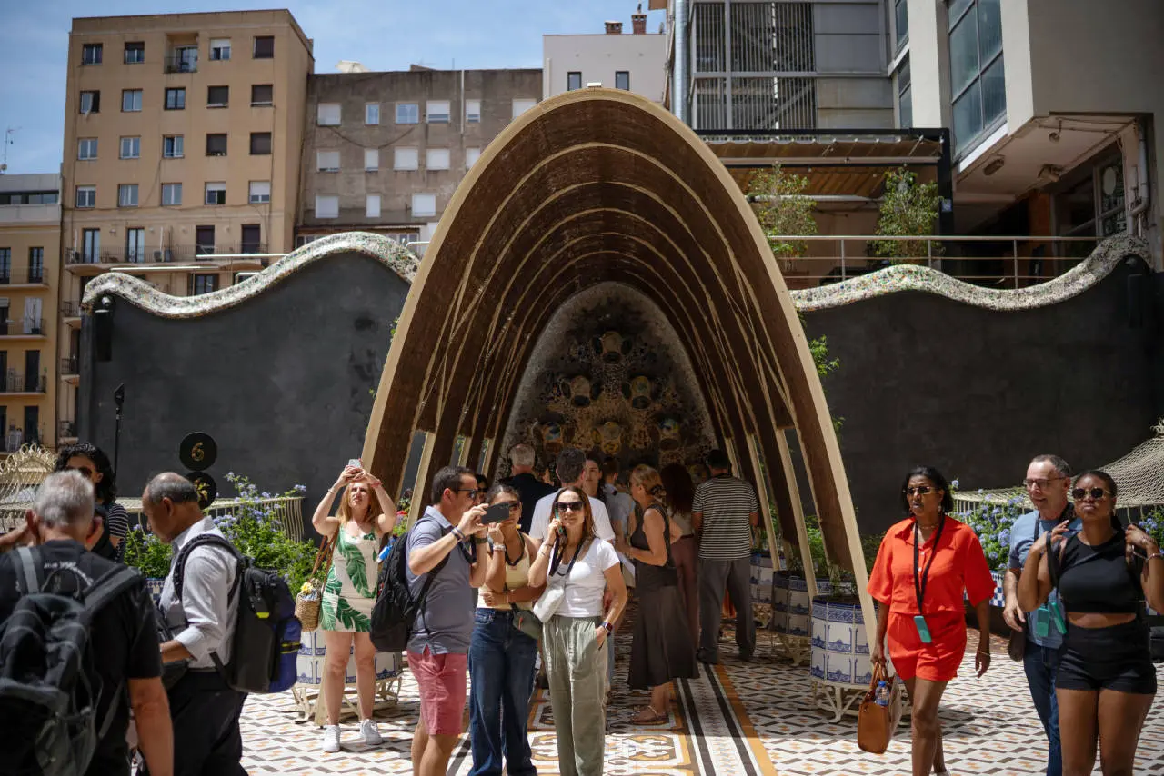 Understanding US Tourists Overseas: Trends and Insights for 2023