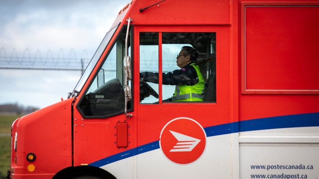 canada-post-workers-1.jpeg