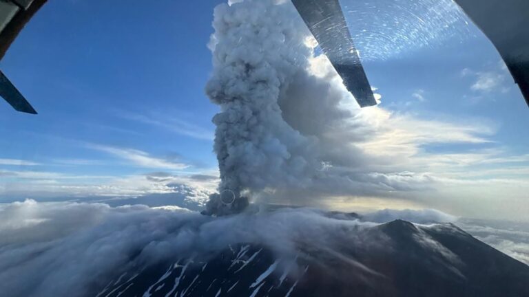 russian-volcano-eruption-6.jpeg