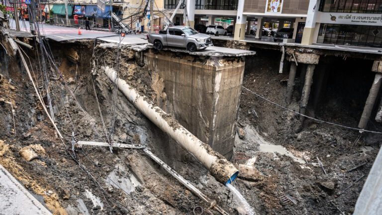 massive-sinkhole-bangkok-142.jpeg
