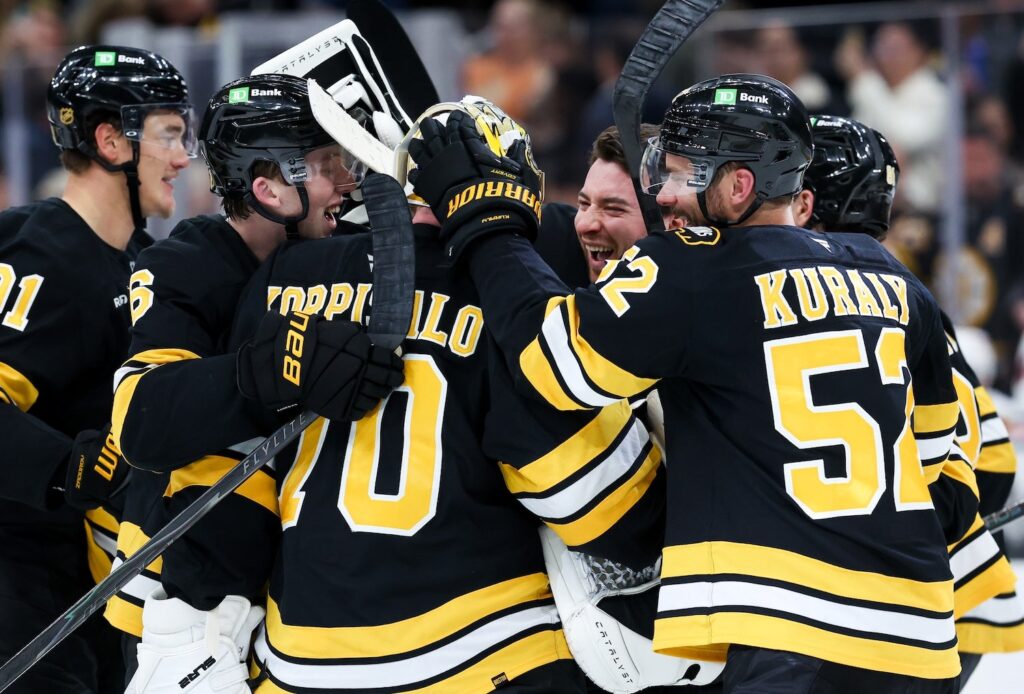 blackhawks-vs-bruins-57.jpeg