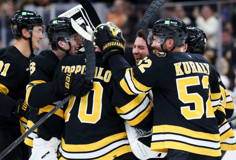 blackhawks-vs-bruins-57.jpeg