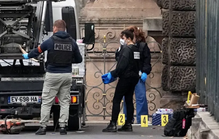 Cambriolage au Musée du Louvre : Les bijoux en danger