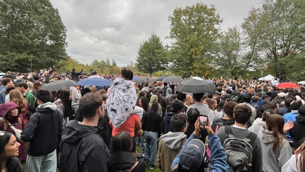 daniel-caesar-pop-up-concert-vancouver-81.jpeg