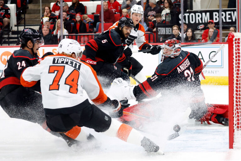 flyers-vs-hurricanes-124.jpeg