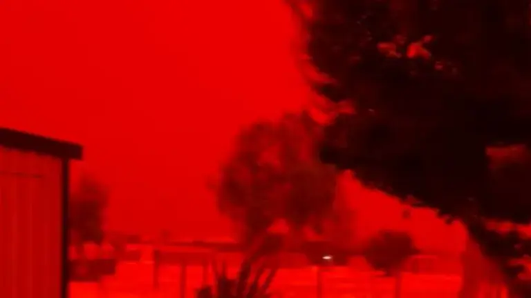 australia cyclone red sky — CA news