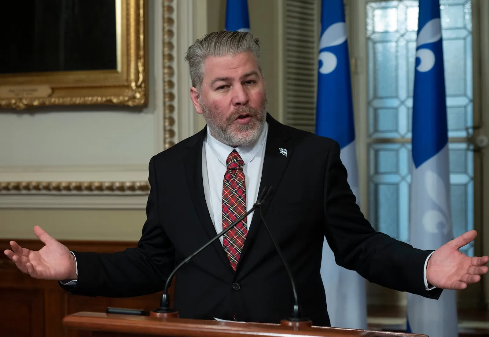Le porte-parole du Parti québécois aux Sports, Pascal Bérubé, a déposé une motion afin d’accentuer la pression sur les Sénateurs afin de permettre la diffusion des parties du Tricolore dans la région.