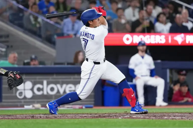 Blue Jays return to .500 after victory against Astros image 1