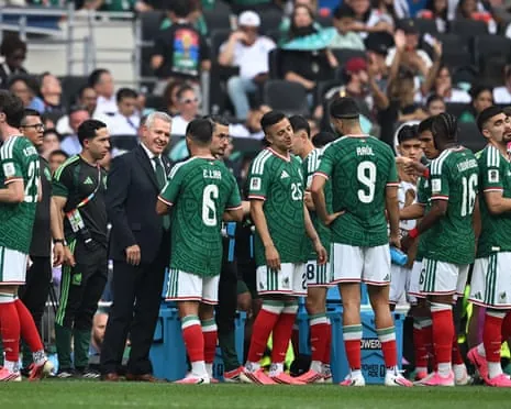 Javier Aguirre talks with his Mexico players during a hydration break in last week’s World Cup opener.