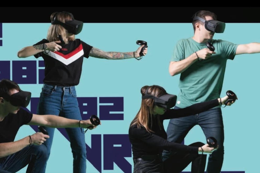 quatres personnes qui joue à un jeu de réalité virtuel