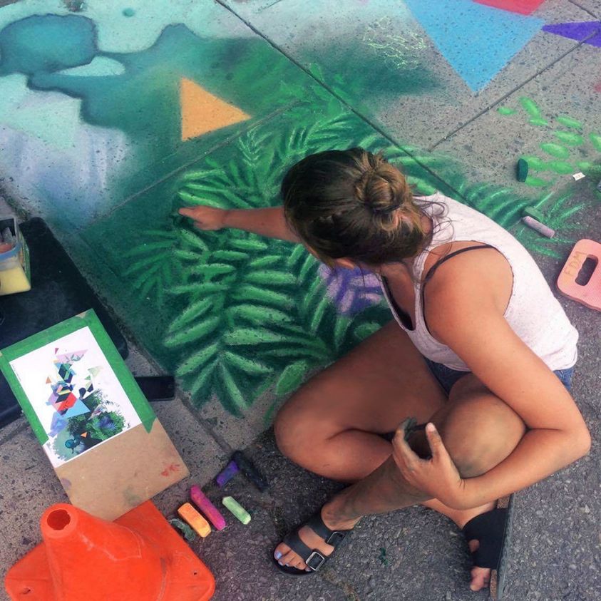 L’artiste Geneviève L. Richard, qui sera sur place le 18 mai, en pleine création.