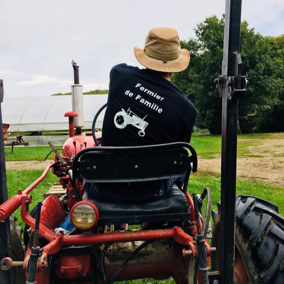 fermier sur un tracteur rouge