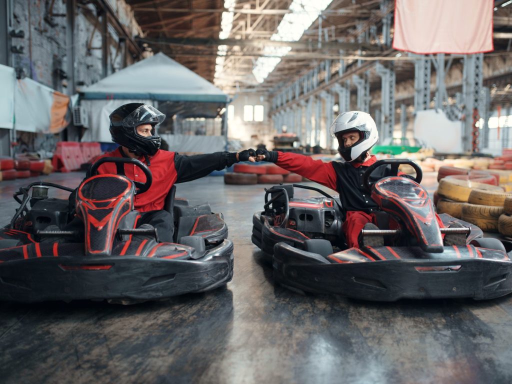 Deux hommes en Go-kart