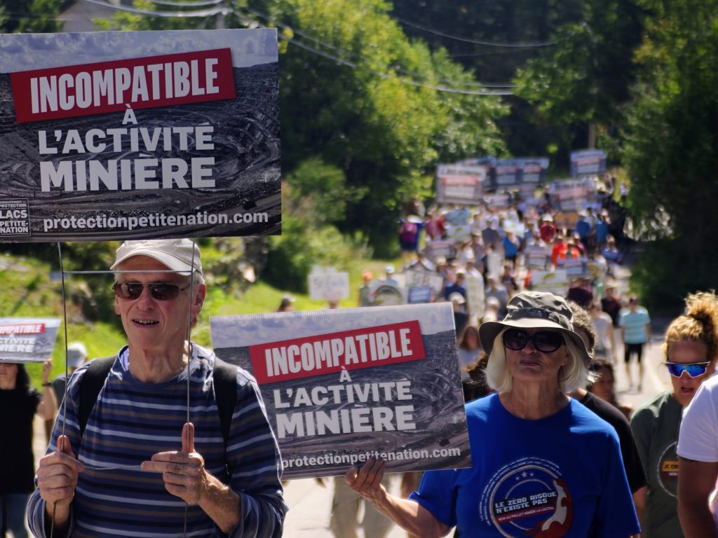 Lac-des-Plages | Une marche de solidarité contre le projet minier La Loutre bat le rappel