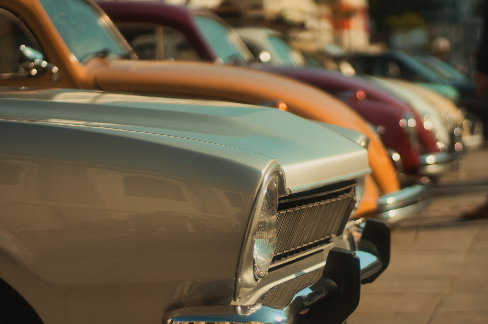 plusieurs vieilles voitures lors d'une exposition