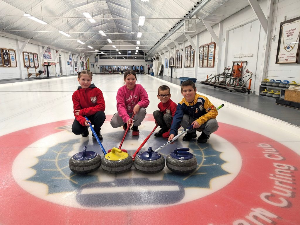 Club de curling de Buckingham : transmettre la passion à un jeune âge