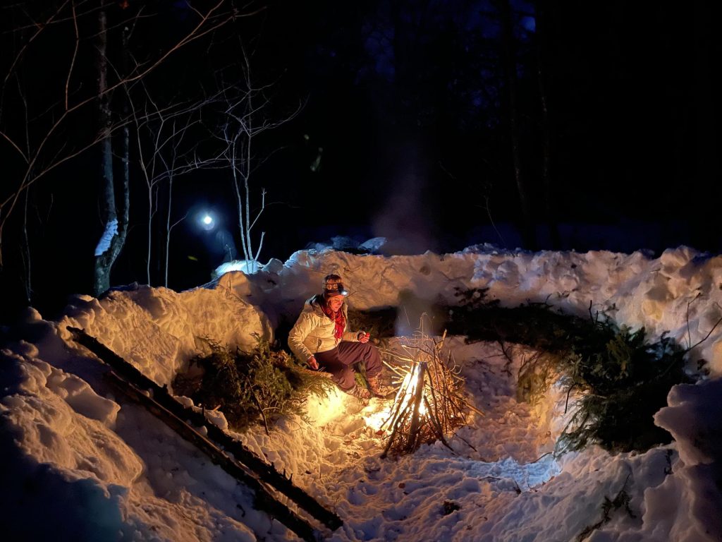 Les Primitifs enseignent l’art de survivre en forêt en hiver à la manière de nos ancêtres